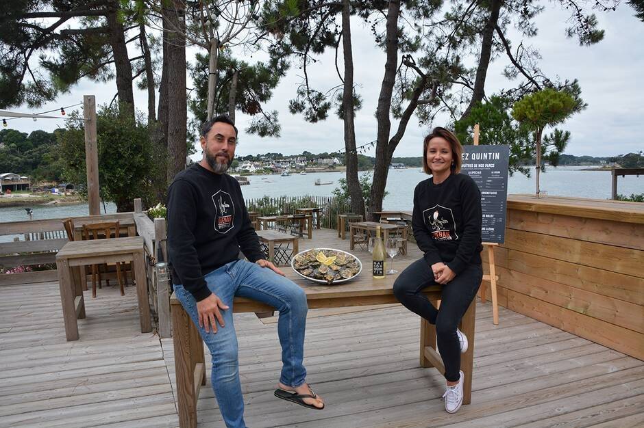 Jean-François et Marianne Quintin prenants la pose avec des huitres creuses