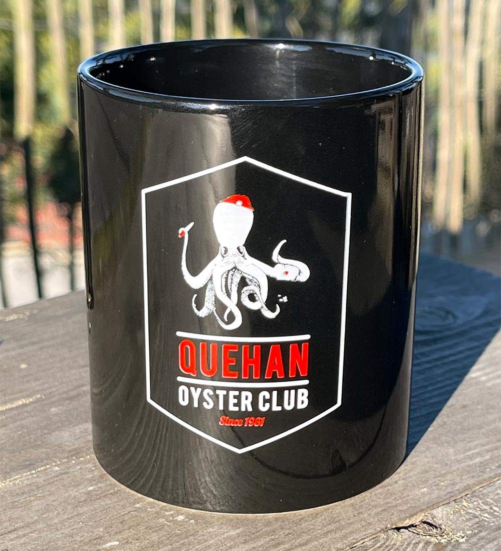 Mug noir avec logo Quehan oyster club